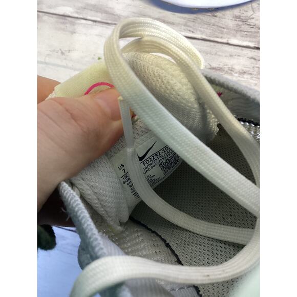 Nike Women's Interact Run Flyknit Running Shoes in a White/grey Colorway Size 7 - Picture 3 of 4